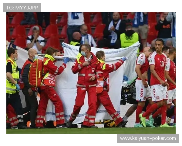 丹麦球员埃里克森在欧锦赛赛场晕倒 球迷和队友紧急施救震惊全场 丹麦球员埃里克森在欧锦赛赛场晕倒 球迷和队友紧急施救震惊全场